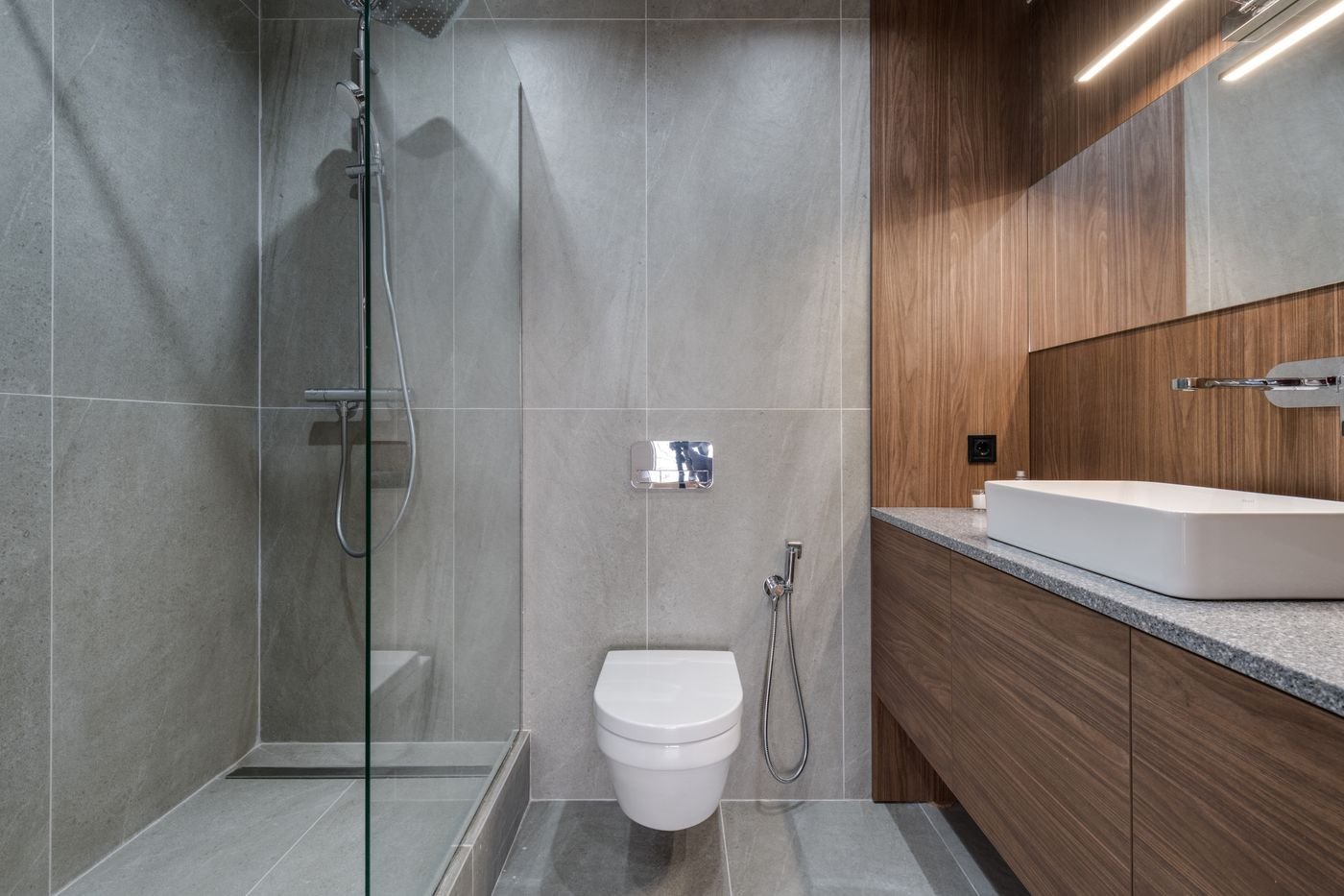 Barrierefreies Komplettbad mit Dusche, Waschtisch und WC