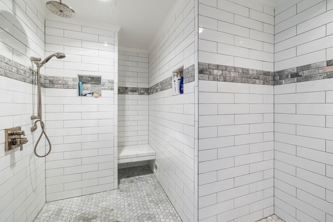 Bodengleiche Dusche statt Badewanne – rutschhemmender Boden